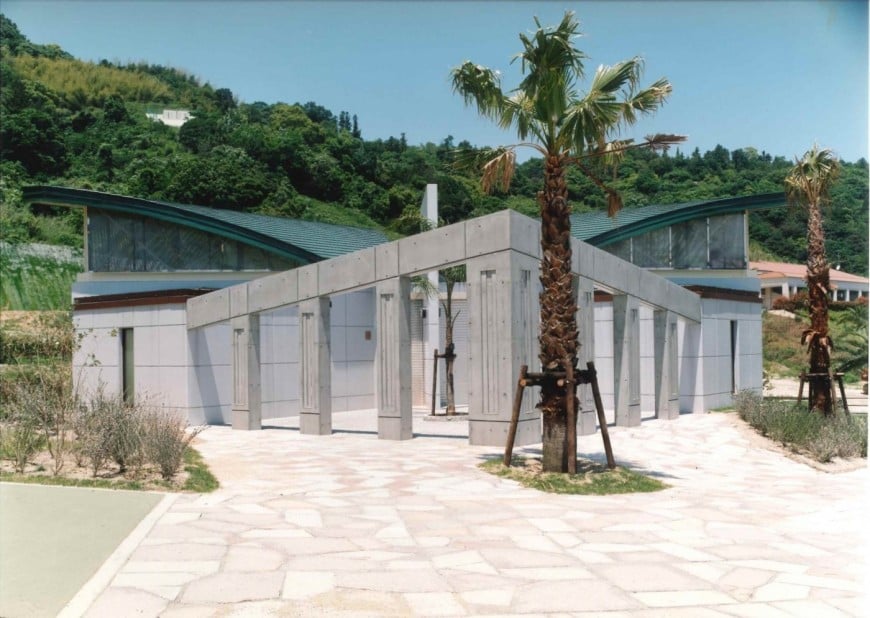トイレ棟正面