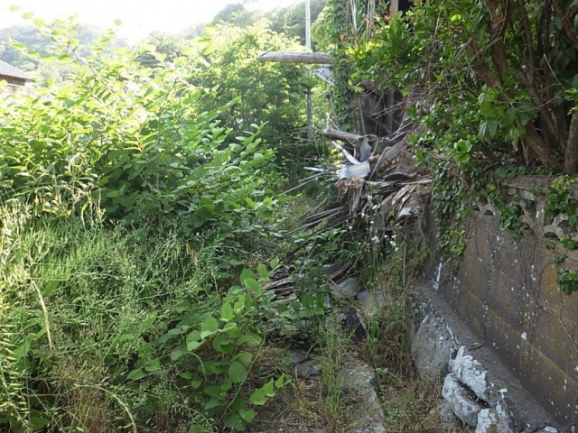 家が崩れた所が有り、歩道を塞いでいます